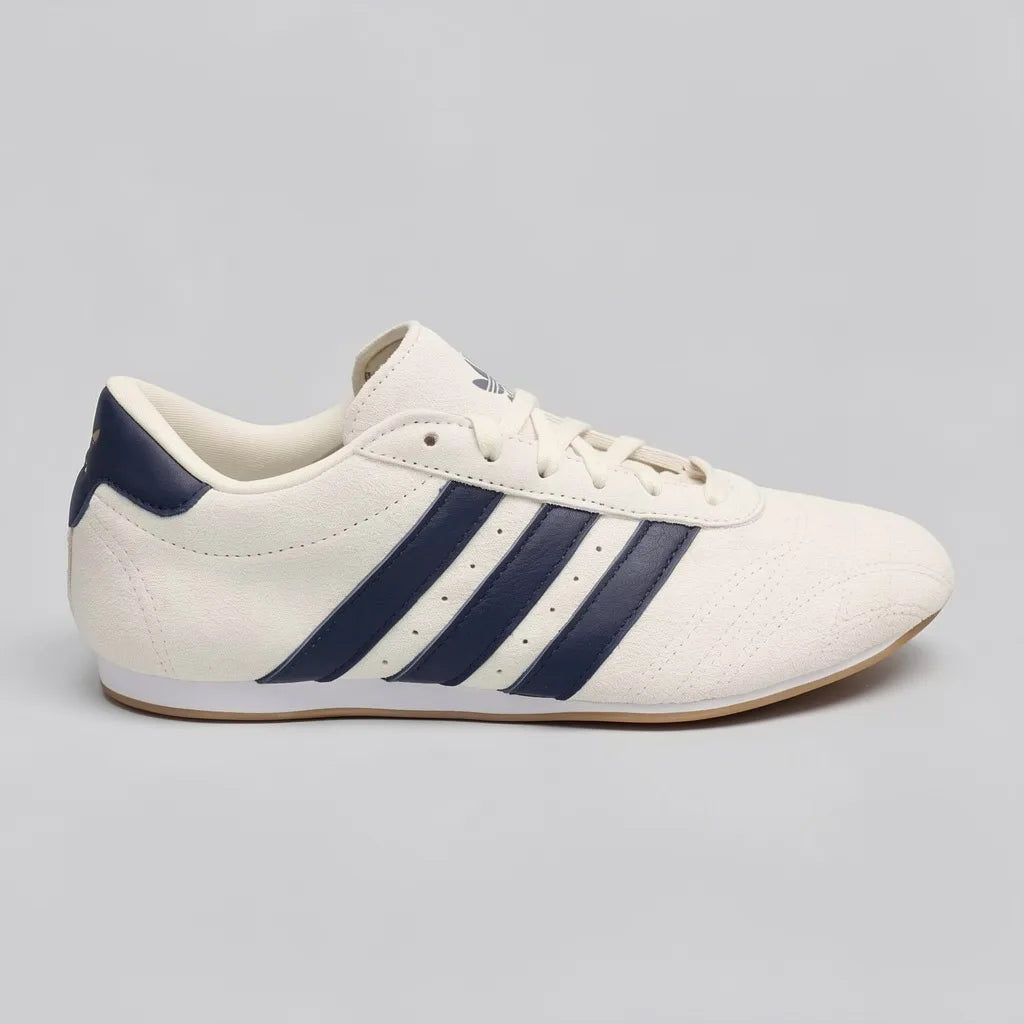 Adidas Tenis Urbano Beige Franjas / Lineas Azul Marino Lateral y Talón Suela Blanca/ café | Photo Studio AI | 1