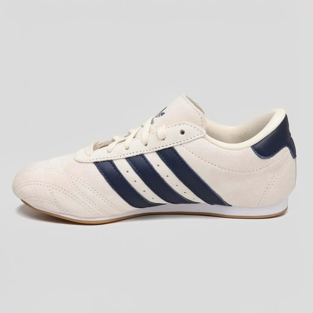 Adidas Tenis Urbano Beige Franjas / Lineas Azul Marino Lateral y Talón Suela Blanca/ café | Photo Studio AI | 2