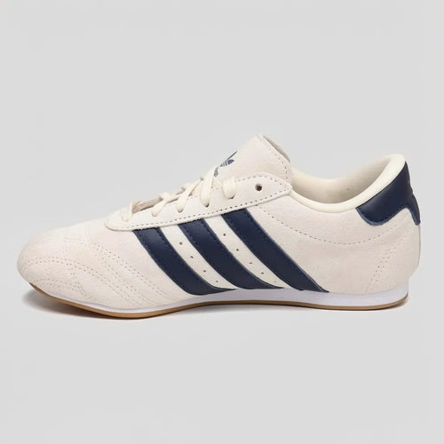 Adidas Tenis Urbano Beige Franjas / Lineas Azul Marino Lateral y Talón Suela Blanca/ café | Photo Studio AI | 2