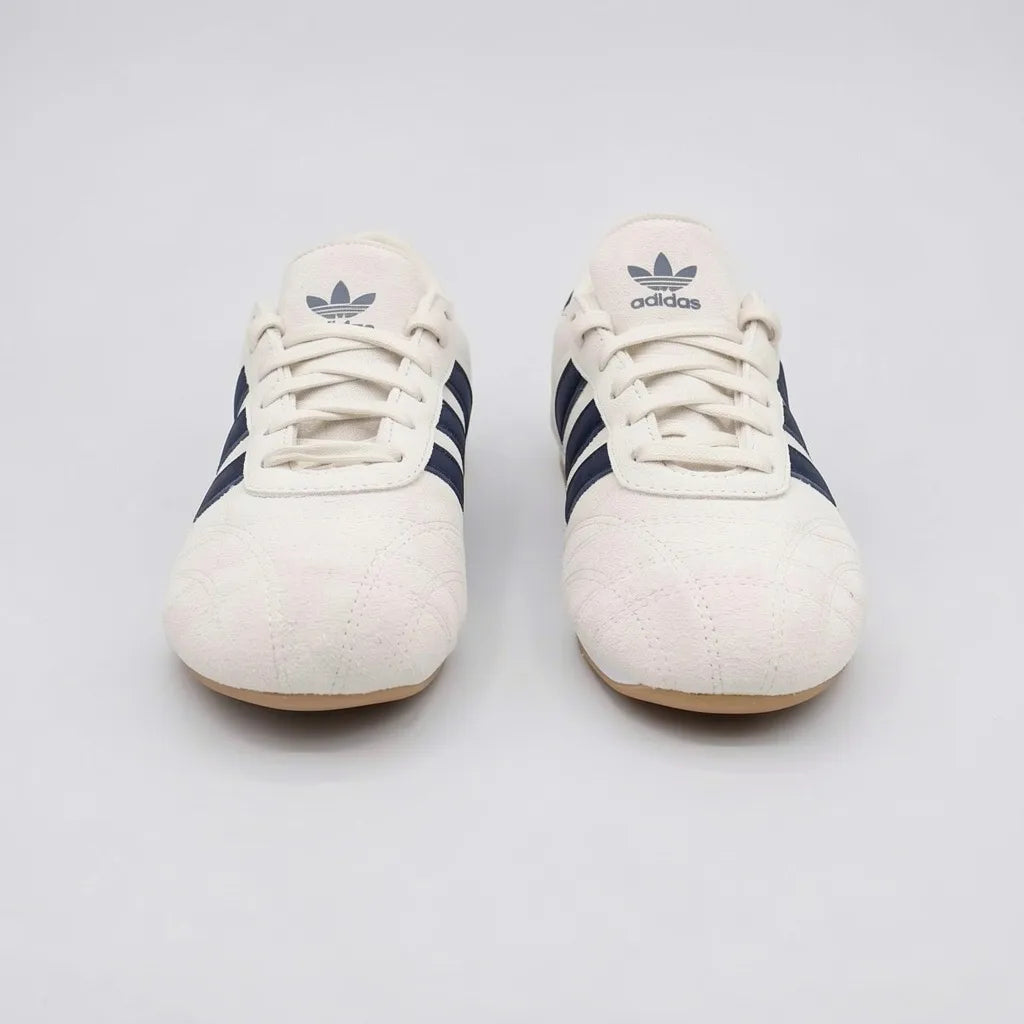 Adidas Tenis Urbano Beige Franjas / Lineas Azul Marino Lateral y Talón Suela Blanca/ café | Photo Studio AI | 5