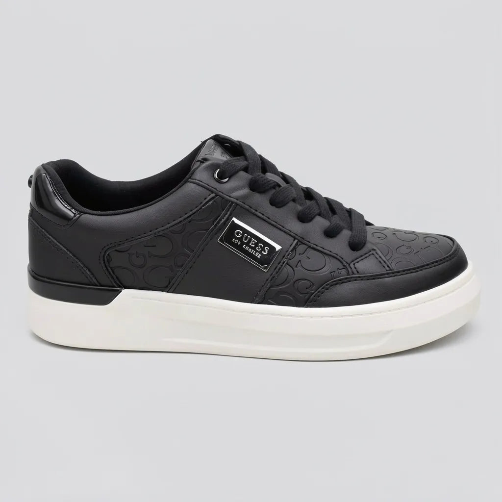 Guess Tenis Moderno Negro Textura Guess N/A Lateral y punta Suela Blanca | Photo Studio AI | 1