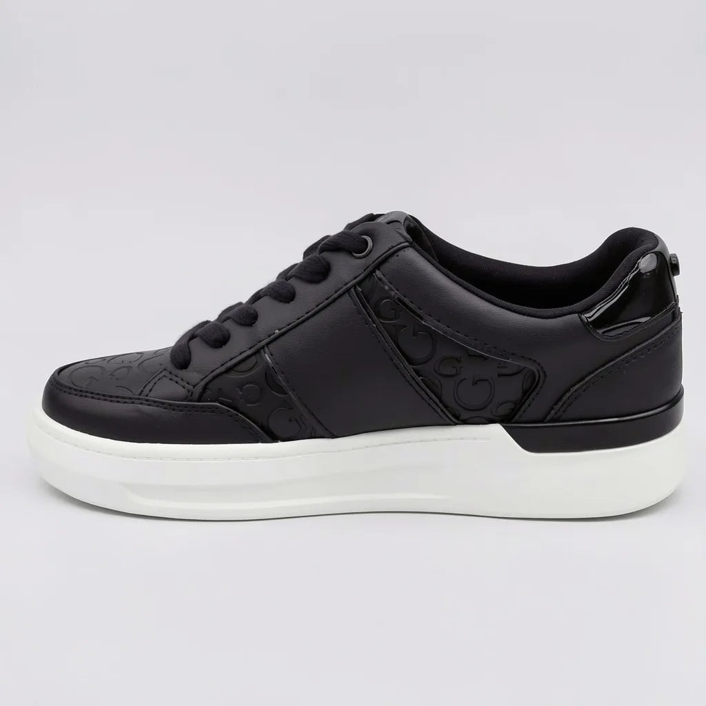 Guess Tenis Moderno Negro Textura Guess N/A Lateral y punta Suela Blanca | Photo Studio AI | 2