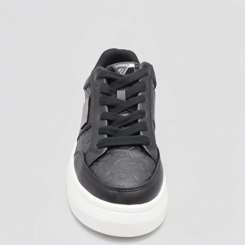 Guess Tenis Moderno Negro Textura Guess N/A Lateral y punta Suela Blanca | Photo Studio AI | 3