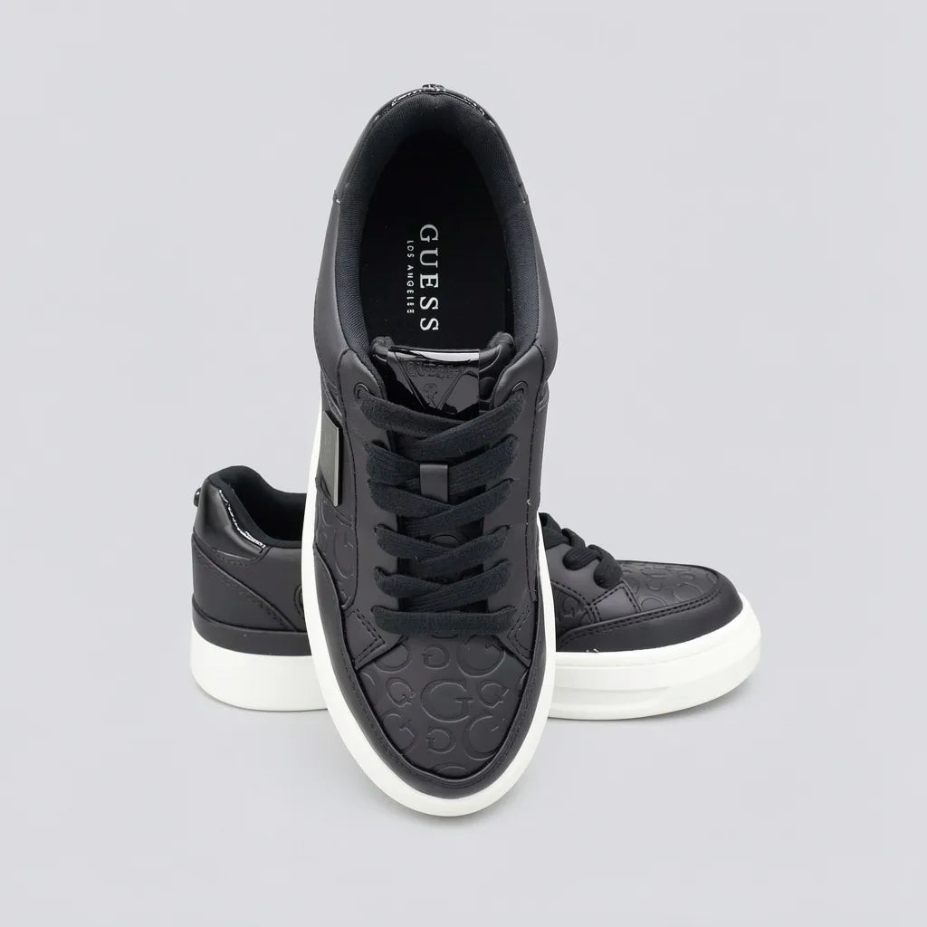 Guess Tenis Moderno Negro Textura Guess N/A Lateral y punta Suela Blanca | Photo Studio AI | 5