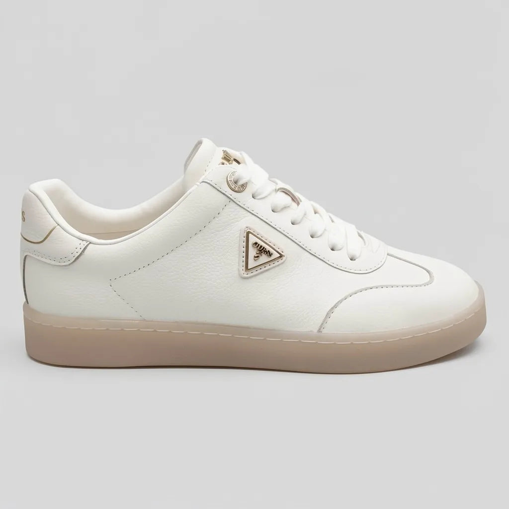 Guess Tenis Minimal Blanco hueso Triángulo Guess Dorado Lateral Suela Café Claro | Photo Studio AI | 1