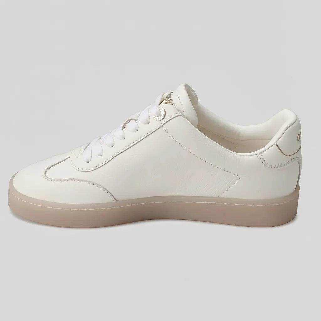 Guess Tenis Minimal Blanco hueso Triángulo Guess Dorado Lateral Suela Café Claro | Photo Studio AI | 2