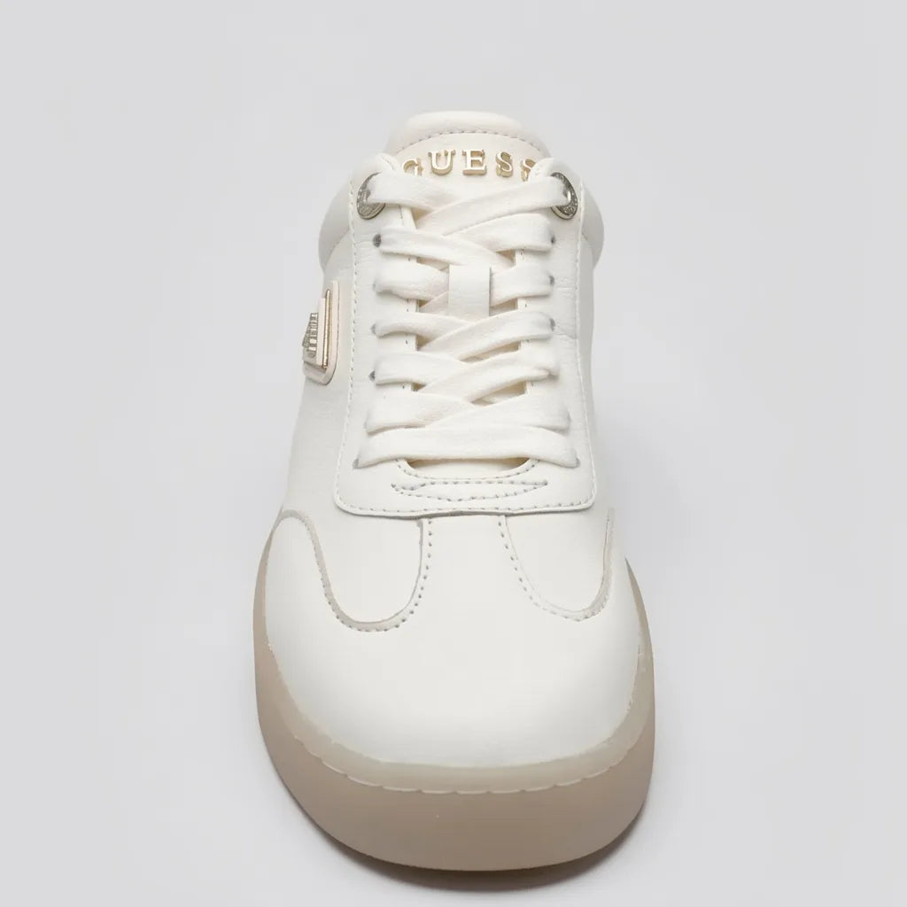 Guess Tenis Minimal Blanco hueso Triángulo Guess Dorado Lateral Suela Café Claro | Photo Studio AI | 3