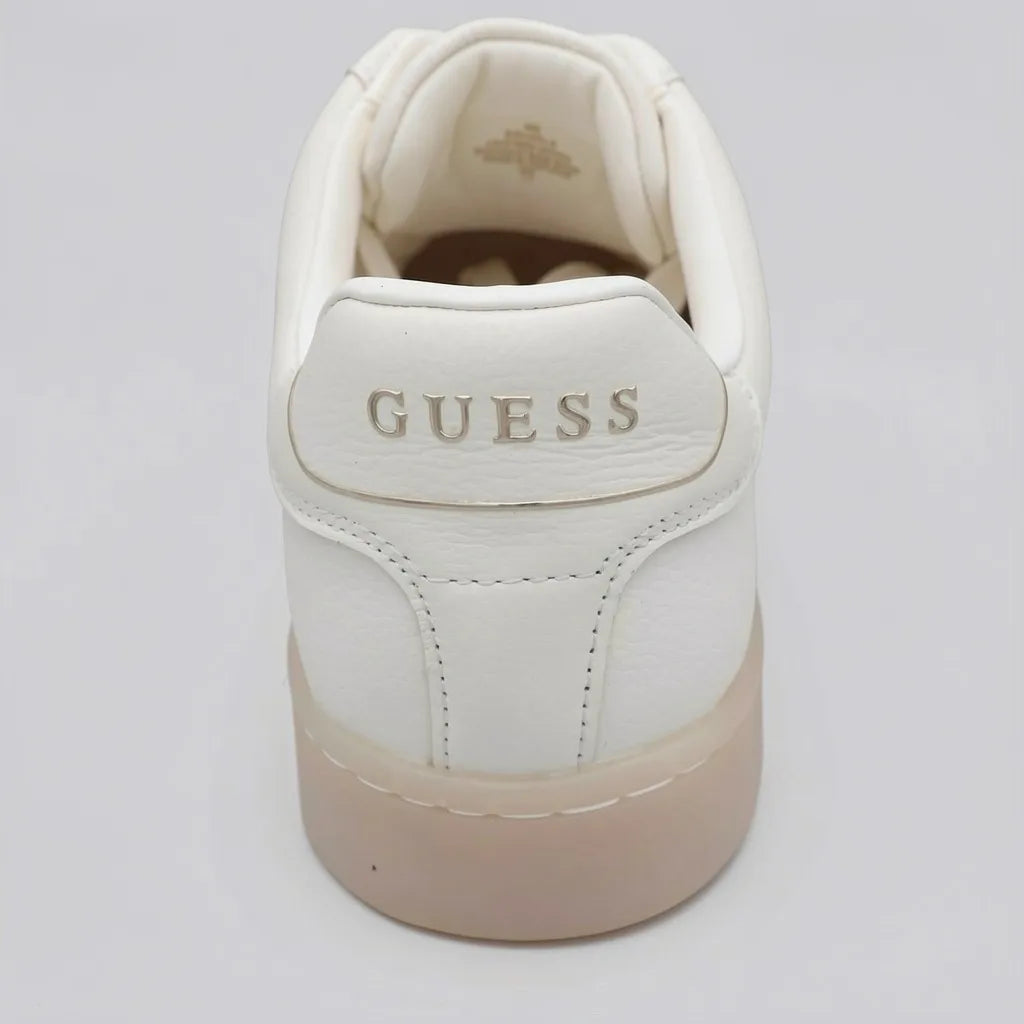 Guess Tenis Minimal Blanco hueso Triángulo Guess Dorado Lateral Suela Café Claro | Photo Studio AI | 4