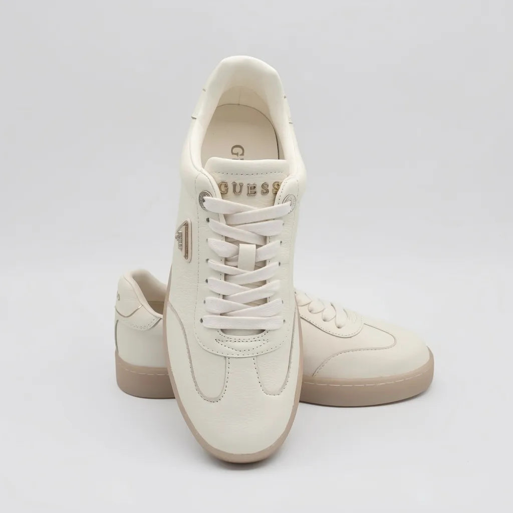 Guess Tenis Minimal Blanco hueso Triángulo Guess Dorado Lateral Suela Café Claro | Photo Studio AI | 5