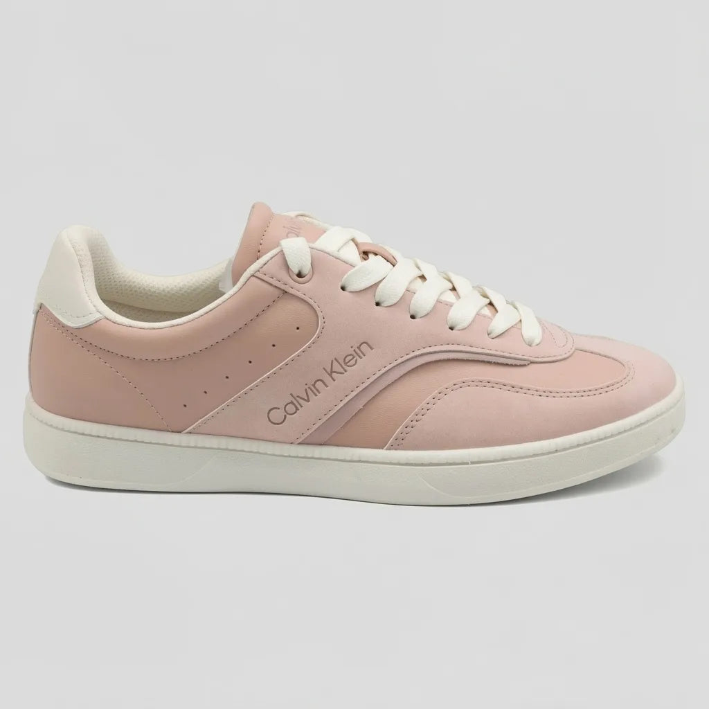 Calvin Klein Tenis Minimal Rosado Detalles Blanco Hueso Talón y Cintas Suela Blanco Hueso | Photo Studio AI | 1