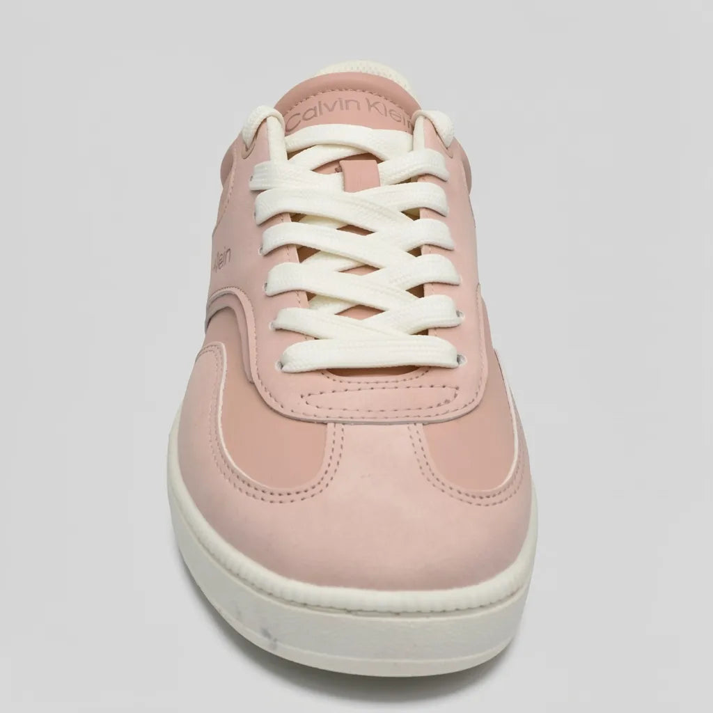 Calvin Klein Tenis Minimal Rosado Detalles Blanco Hueso Talón y Cintas Suela Blanco Hueso | Photo Studio AI | 3