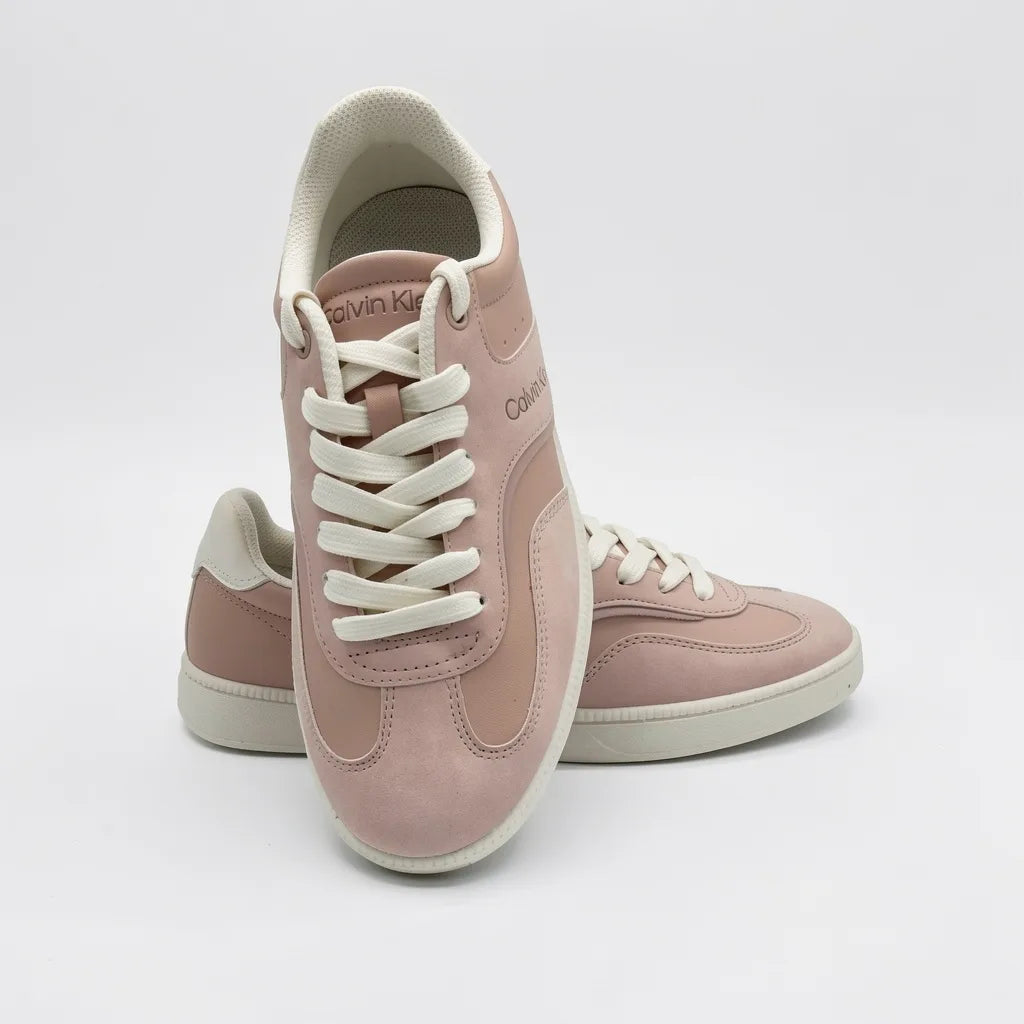 Calvin Klein Tenis Minimal Rosado Detalles Blanco Hueso Talón y Cintas Suela Blanco Hueso | Photo Studio AI | 5