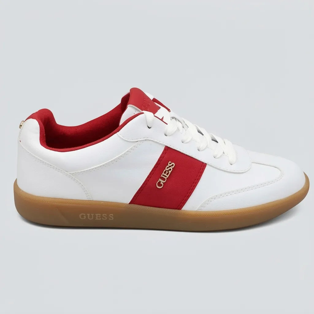 Guess Tenis Moderno Blanco Detalles Rojo Lateral, Lengüeta y talón Suela Café | Photo Studio AI | 1
