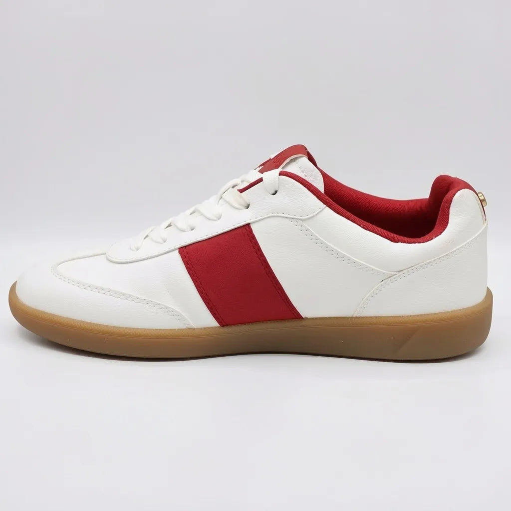 Guess Tenis Moderno Blanco Detalles Rojo Lateral, Lengüeta y talón Suela Café | Photo Studio AI | 2