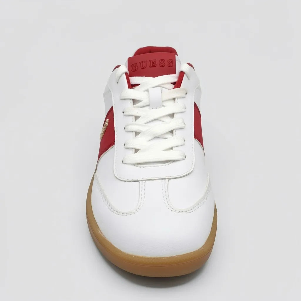 Guess Tenis Moderno Blanco Detalles Rojo Lateral, Lengüeta y talón Suela Café | Photo Studio AI | 3