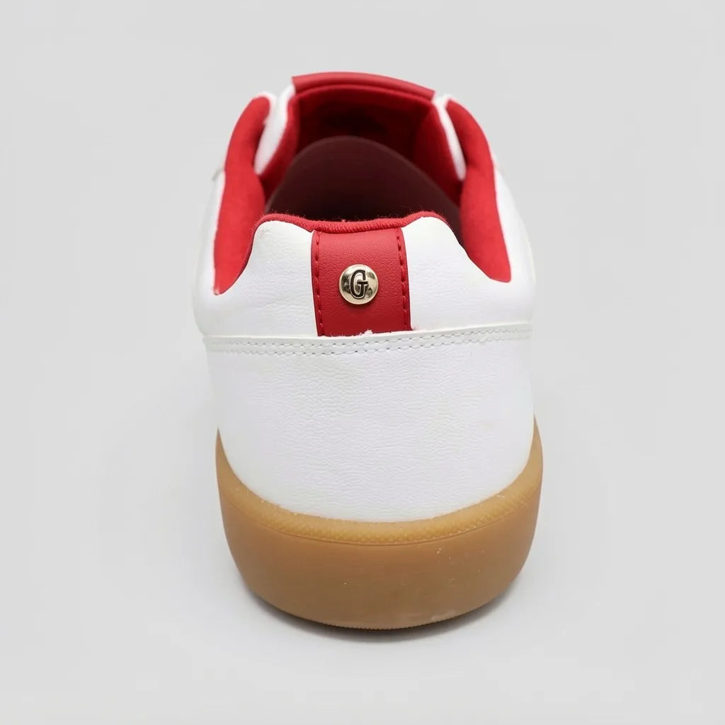 Guess Tenis Moderno Blanco Detalles Rojo Lateral, Lengüeta y talón Suela Café | Photo Studio AI | 4