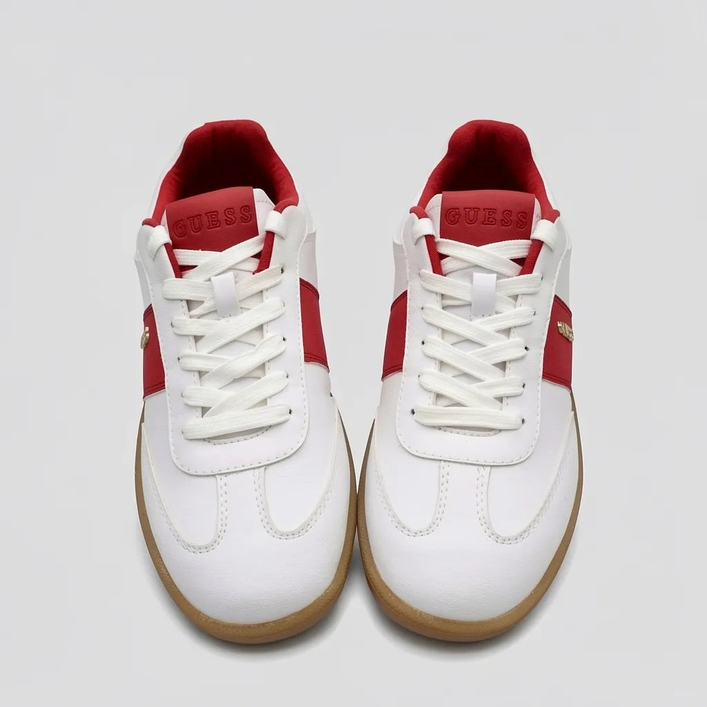 Guess Tenis Moderno Blanco Detalles Rojo Lateral, Lengüeta y talón Suela Café | Photo Studio AI | 5