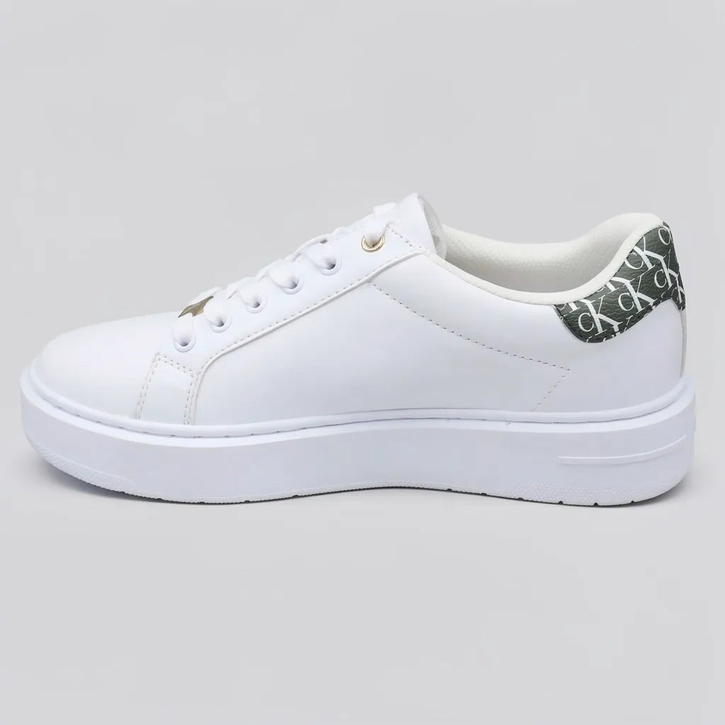 Calvin Klein Tenis Plataforma Blanco Detalles Verde Oscuro Lateral y Talón Suela Blanca | Photo Studio AI | 2
