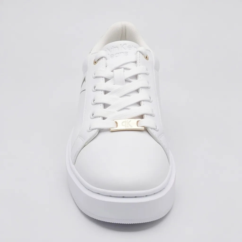 Calvin Klein Tenis Plataforma Blanco Detalles Verde Oscuro Lateral y Talón Suela Blanca | Photo Studio AI | 3