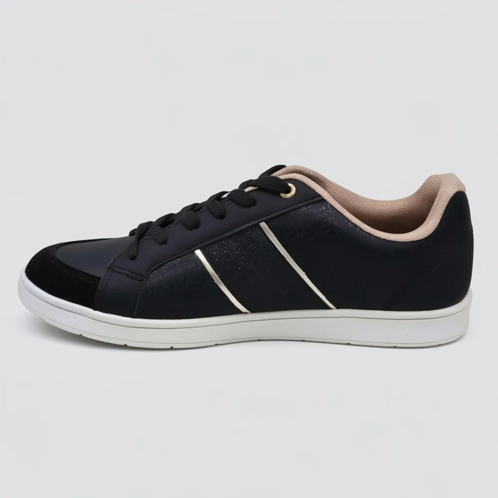 Polo Tenis Moderno Negro Estampado Polo Negro Brillantina Lateral y Talón Suela Blanca | Photo Studio AI | 2