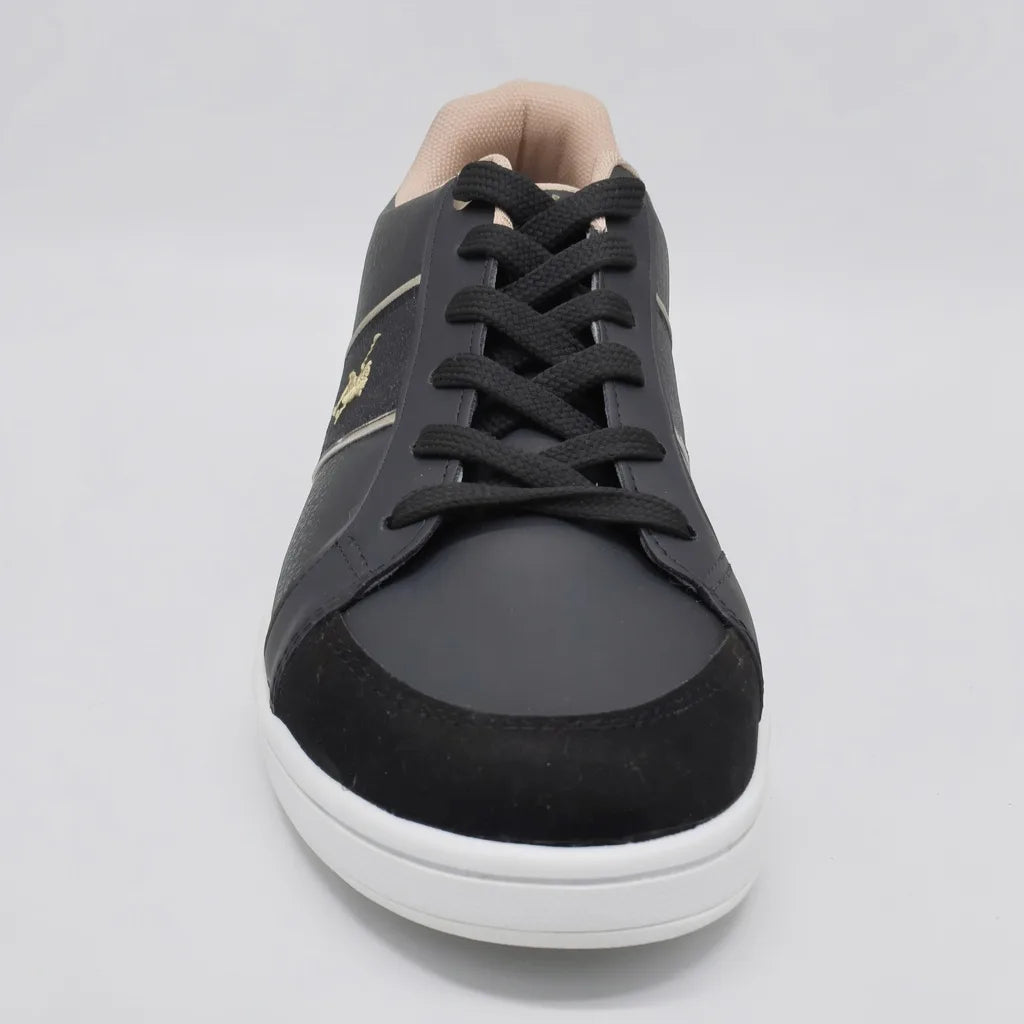 Polo Tenis Moderno Negro Estampado Polo Negro Brillantina Lateral y Talón Suela Blanca | Photo Studio AI | 3