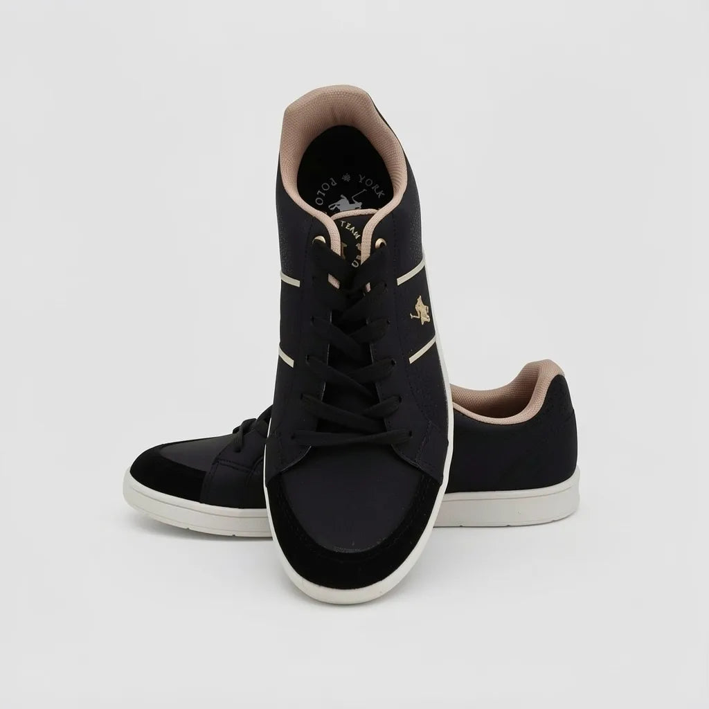 Polo Tenis Moderno Negro Estampado Polo Negro Brillantina Lateral y Talón Suela Blanca | Photo Studio AI | 5