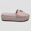 Guess Sandalia Plataforma Rosado Triángulo Guess Rosado/ Dorado Empeine Suela Blanca/ Rosado | Photo Studio AI | 1