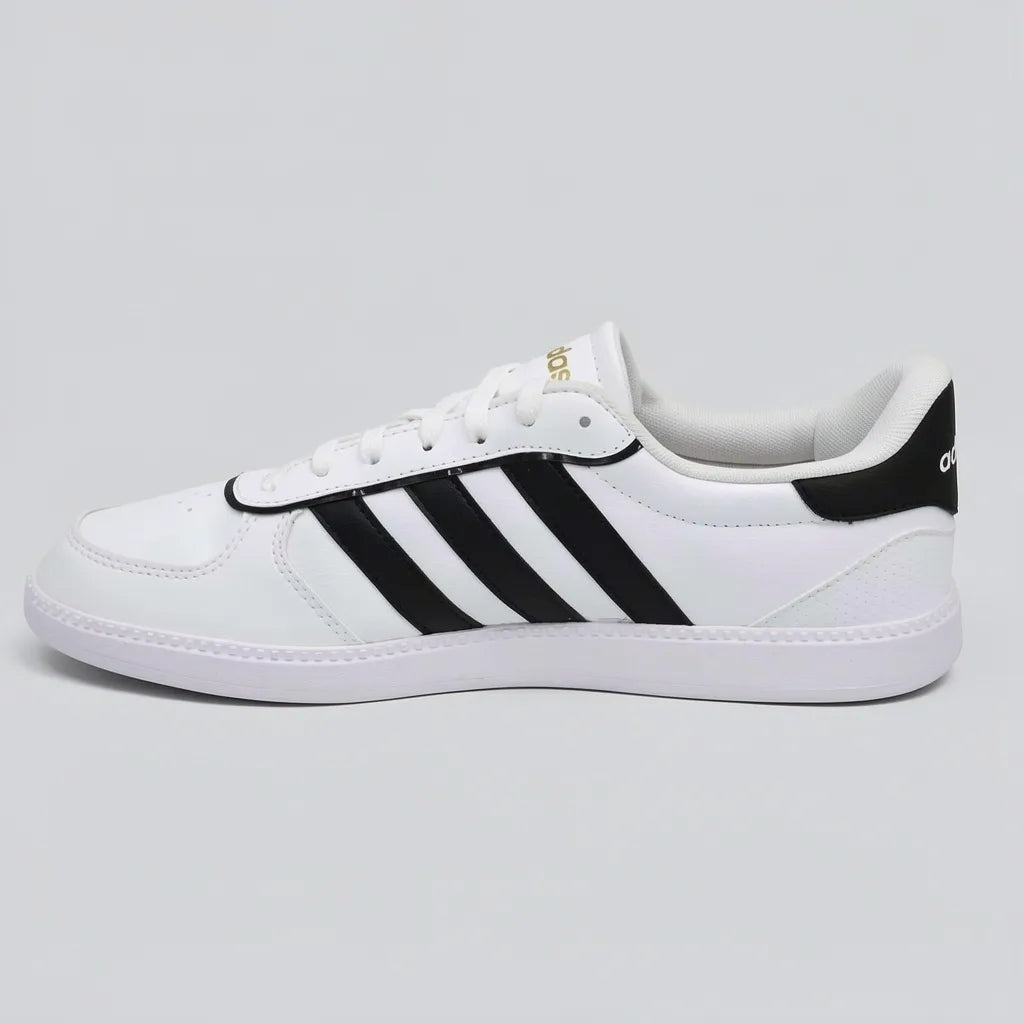Adidas Tenis Moderno Blanco Franjas / Lineas Negro Lateral y Talón Suela Blanca | Photo Studio AI | 2