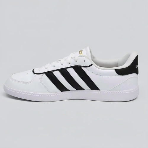 Adidas Tenis Moderno Blanco Franjas / Lineas Negro Lateral y Talón Suela Blanca | Photo Studio AI | 2