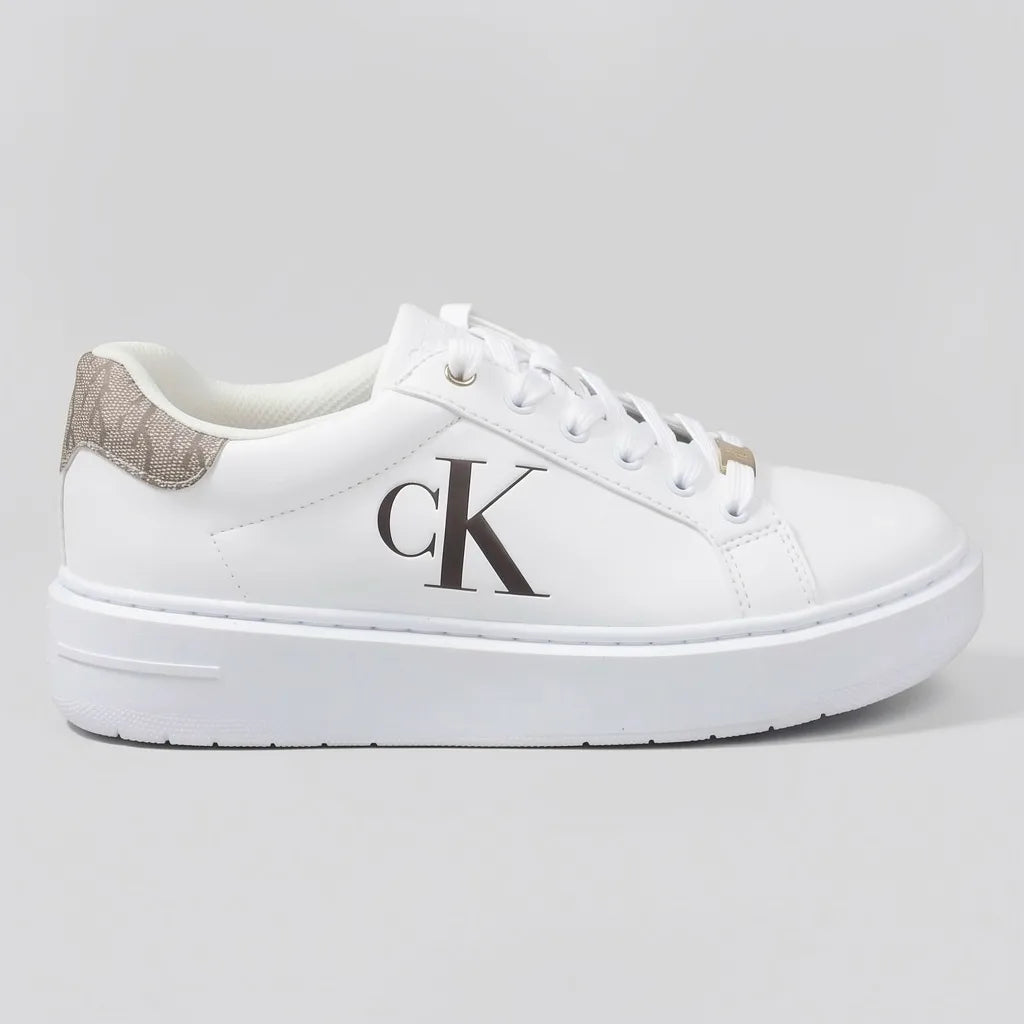 Calvin Klein Tenis Plataforma Blanco Diseño CK Café Oscuro Talón y lateral Suela Blanca | Photo Studio AI | 1