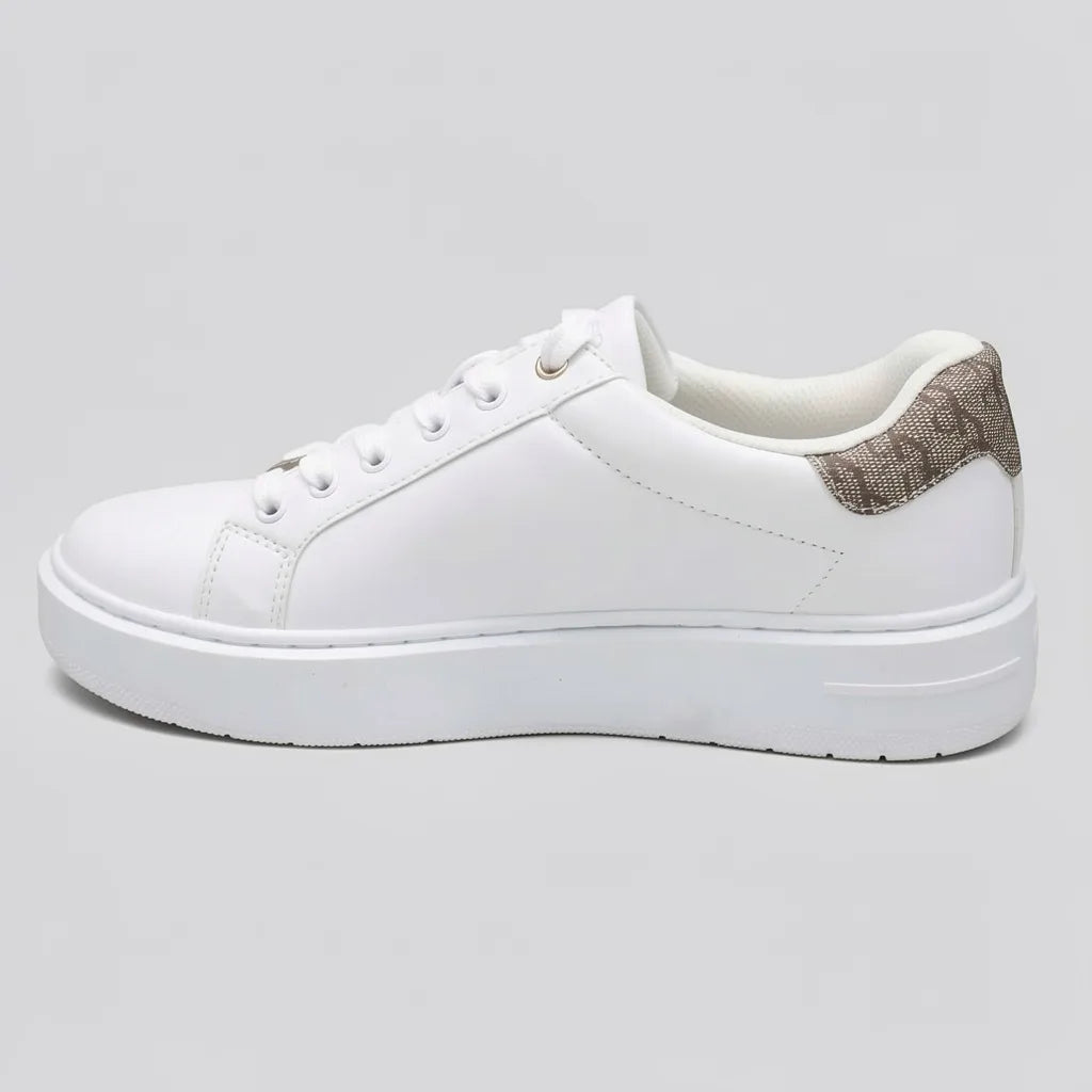 Calvin Klein Tenis Plataforma Blanco Diseño CK Café Oscuro Talón y lateral Suela Blanca | Photo Studio AI | 2