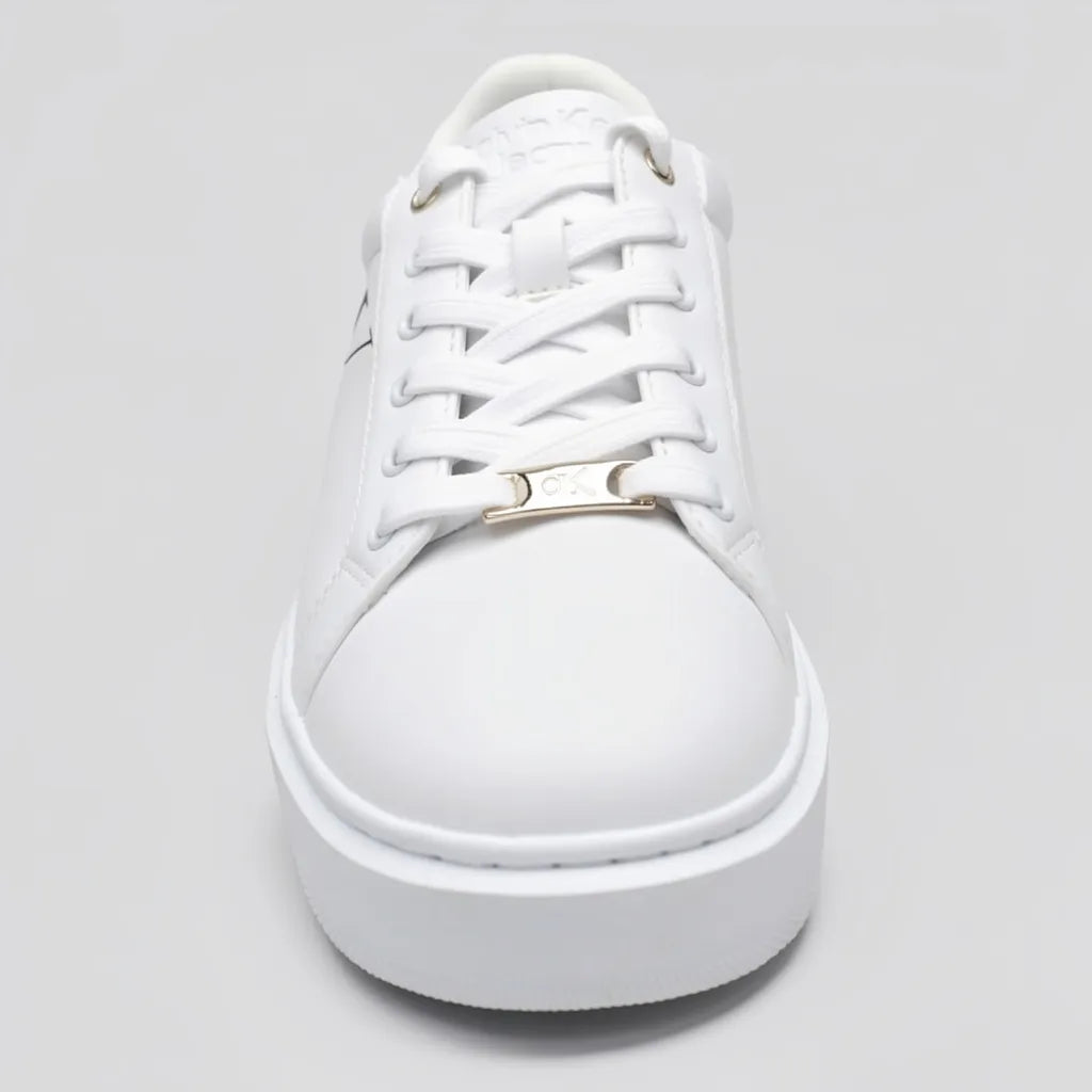 Calvin Klein Tenis Plataforma Blanco Diseño CK Café Oscuro Talón y lateral Suela Blanca | Photo Studio AI | 3