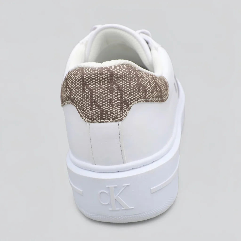 Calvin Klein Tenis Plataforma Blanco Diseño CK Café Oscuro Talón y lateral Suela Blanca | Photo Studio AI | 4