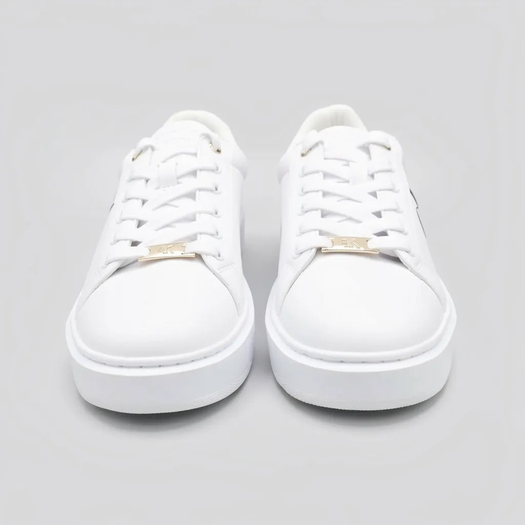 Calvin Klein Tenis Plataforma Blanco Diseño CK Café Oscuro Talón y lateral Suela Blanca | Photo Studio AI | 5