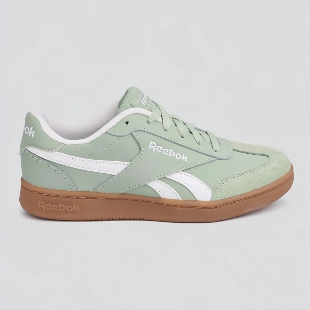 Reebok Tenis Urbano Verde Menta Detalles Blanco Lateral y punta Suela Café Oscuro | Photo Studio AI | 1