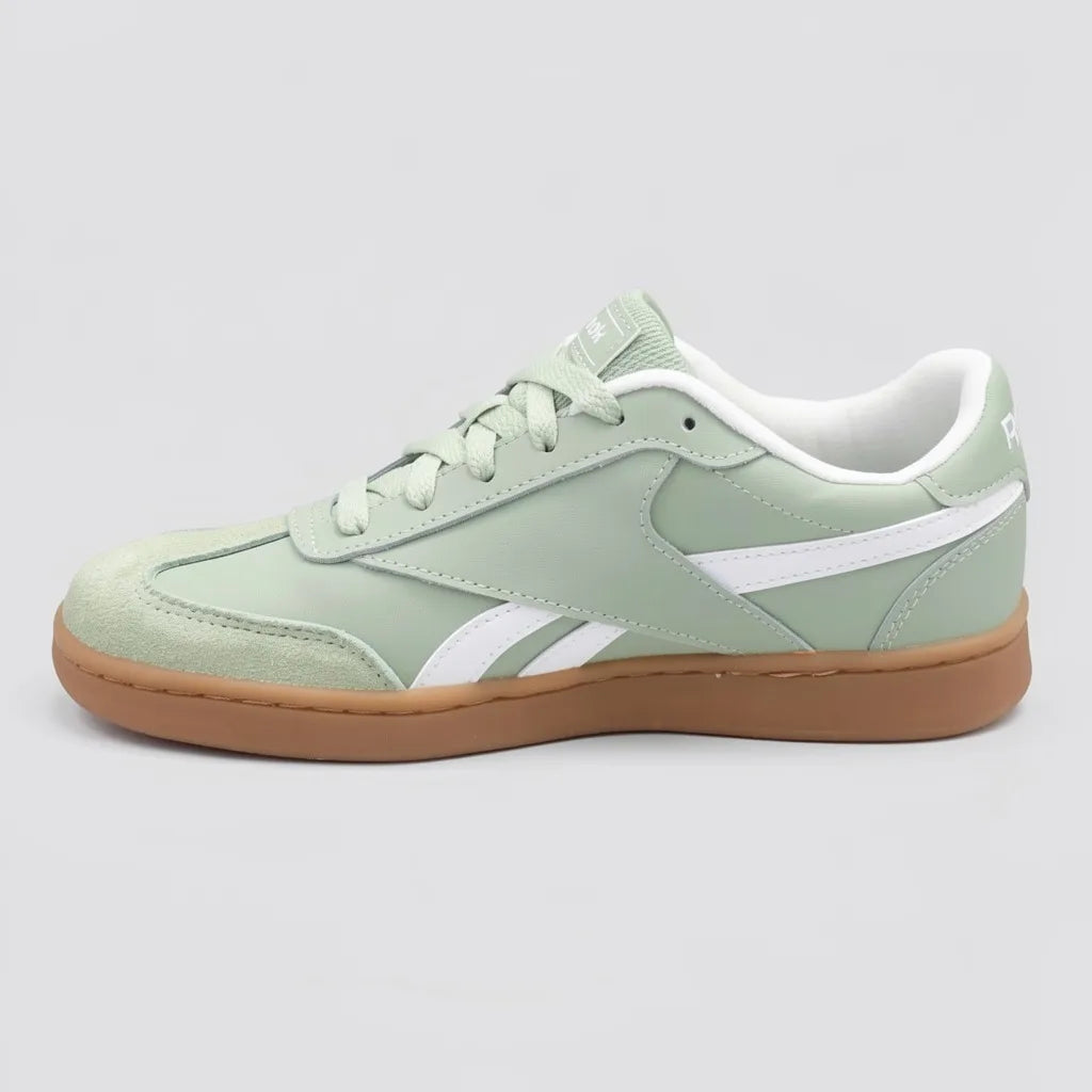 Reebok Tenis Urbano Verde Menta Detalles Blanco Lateral y punta Suela Café Oscuro | Photo Studio AI | 2