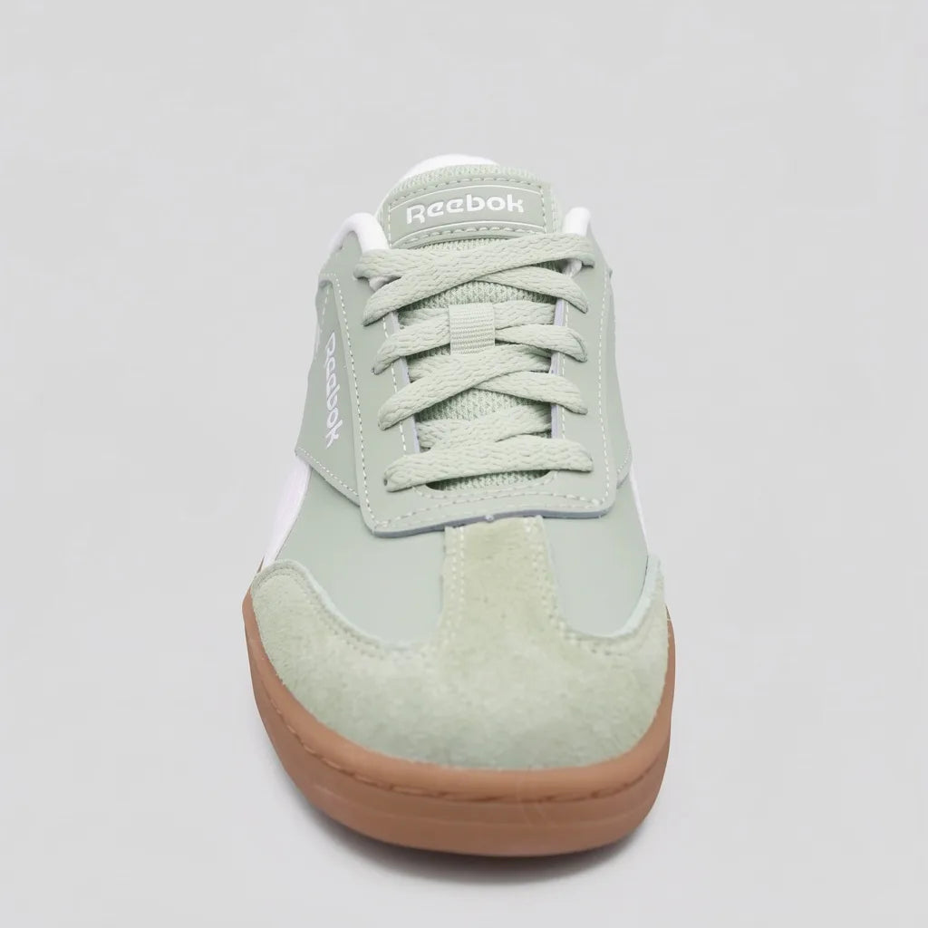 Reebok Tenis Urbano Verde Menta Detalles Blanco Lateral y punta Suela Café Oscuro | Photo Studio AI | 3
