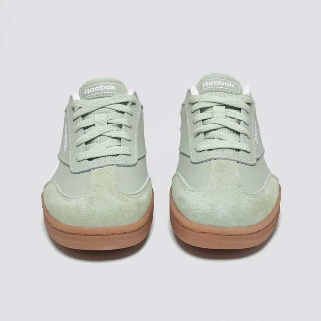 Reebok Tenis Urbano Verde Menta Detalles Blanco Lateral y punta Suela Café Oscuro | Photo Studio AI | 5