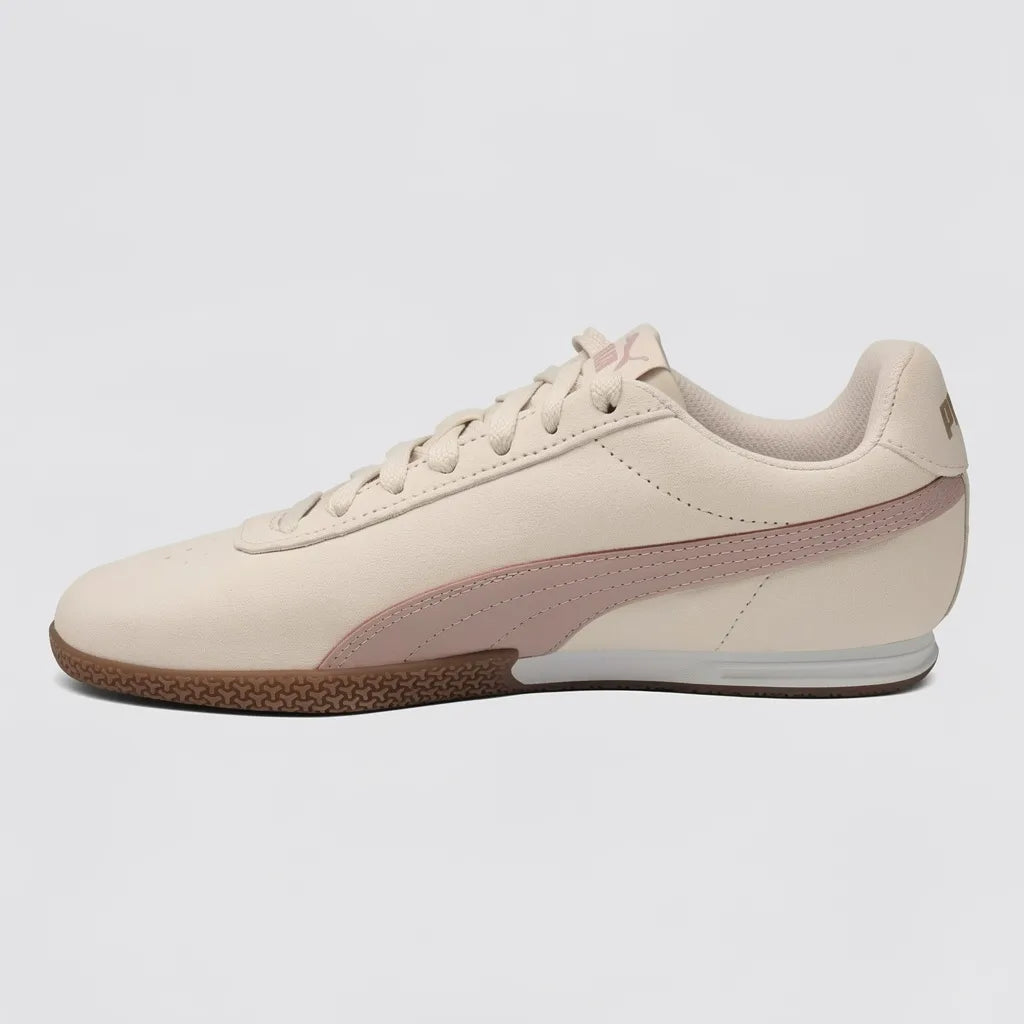 Puma Tenis Urbano Beige Franjas / Lineas Café Claro Lateral Suela Blanca/ café | Photo Studio AI | 2