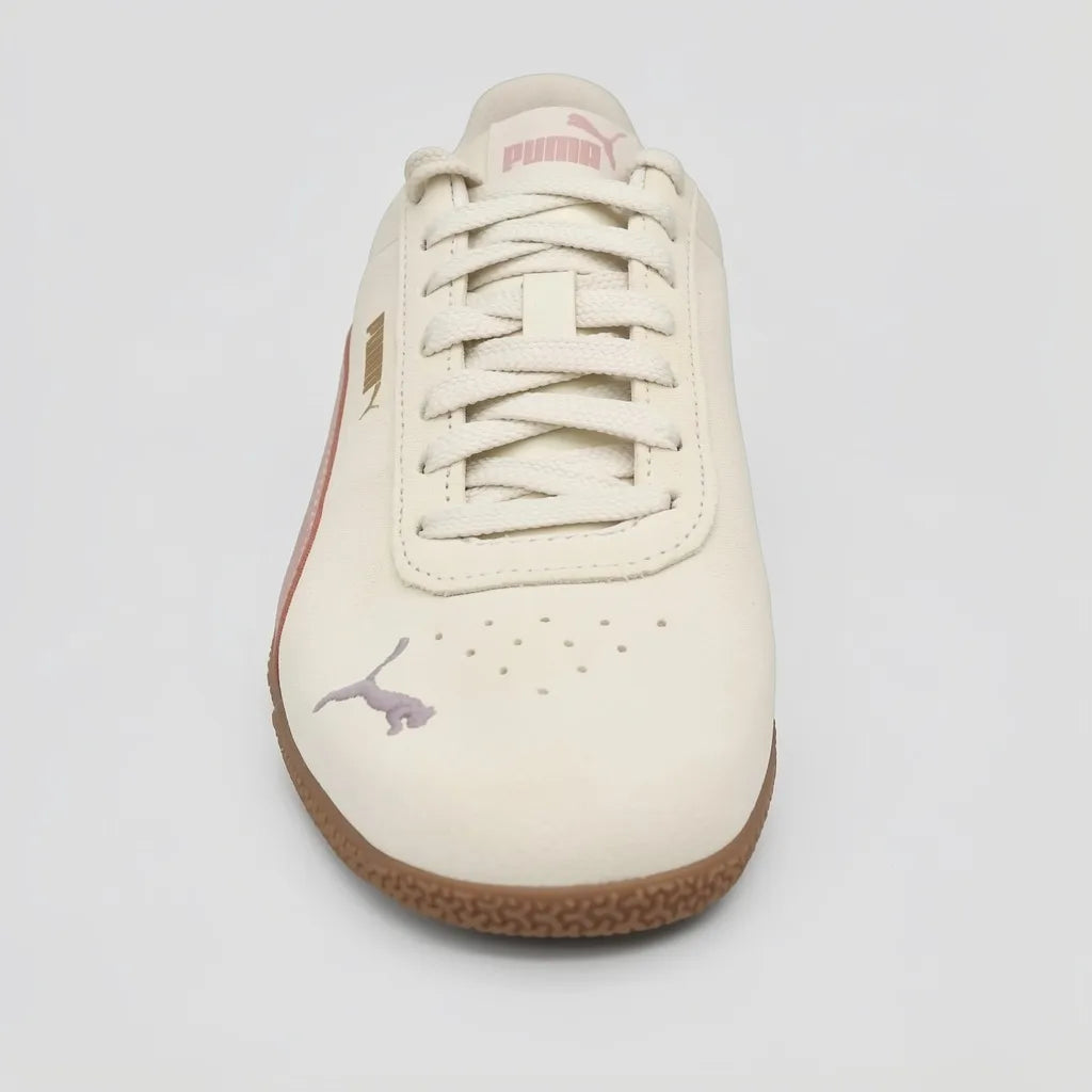Puma Tenis Urbano Beige Franjas / Lineas Café Claro Lateral Suela Blanca/ café | Photo Studio AI | 3