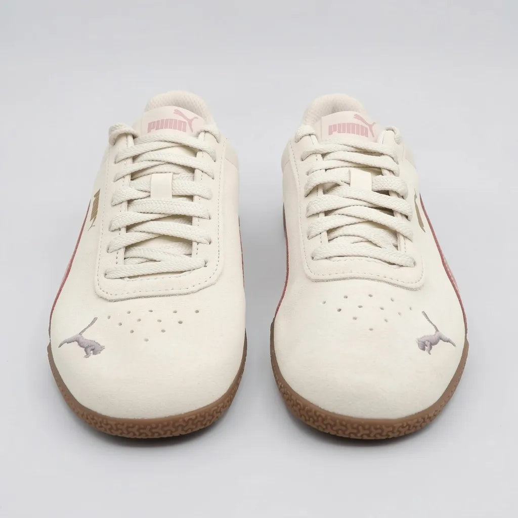Puma Tenis Urbano Beige Franjas / Lineas Café Claro Lateral Suela Blanca/ café | Photo Studio AI | 5