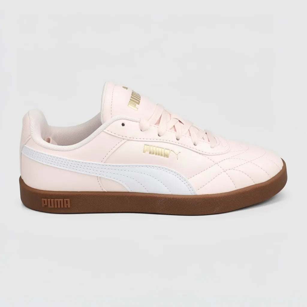 Puma Tenis Urbano Rosa Pastel Franjas / Lineas Blanco Lateral Suela Café | Photo Studio AI | 1