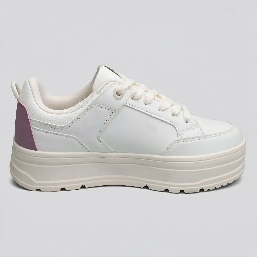 Polo Tenis Plataforma Blanco Detalles Palo Rosa Lateral y Talón Suela Blanco Hueso | Photo Studio AI | 1