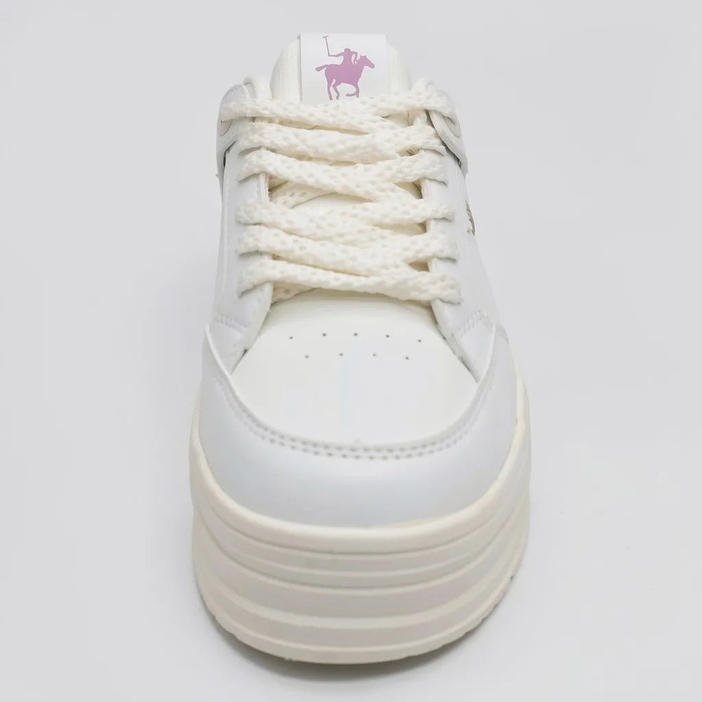 Polo Tenis Plataforma Blanco Detalles Palo Rosa Lateral y Talón Suela Blanco Hueso | Photo Studio AI | 3