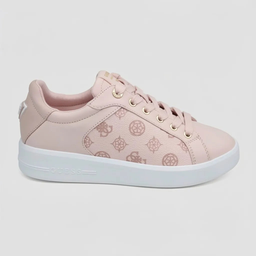 Guess Tenis Moderno Rosado Estampado Figuras Guess Dorado Lateral Suela Blanca | Photo Studio AI | 1