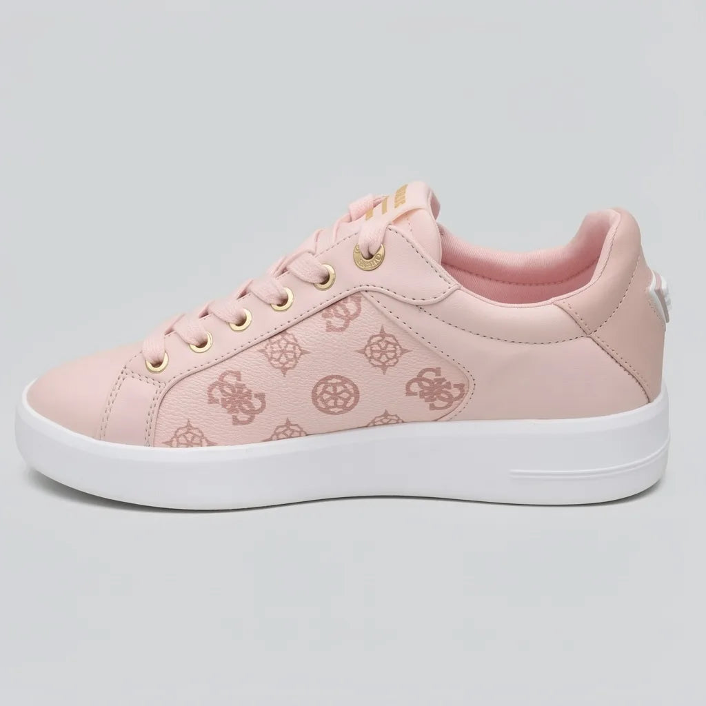 Guess Tenis Moderno Rosado Estampado Figuras Guess Dorado Lateral Suela Blanca | Photo Studio AI | 2