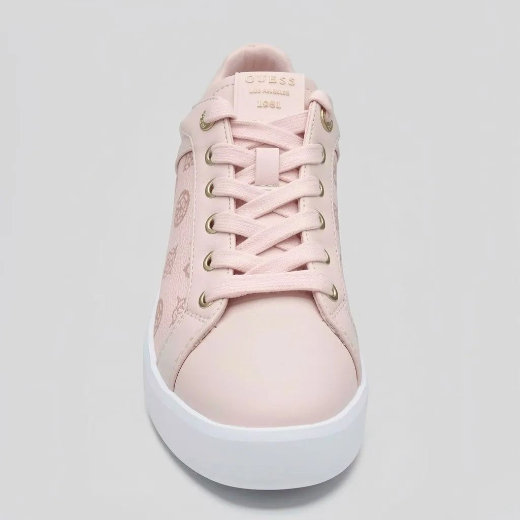 Guess Tenis Moderno Rosado Estampado Figuras Guess Dorado Lateral Suela Blanca | Photo Studio AI | 3