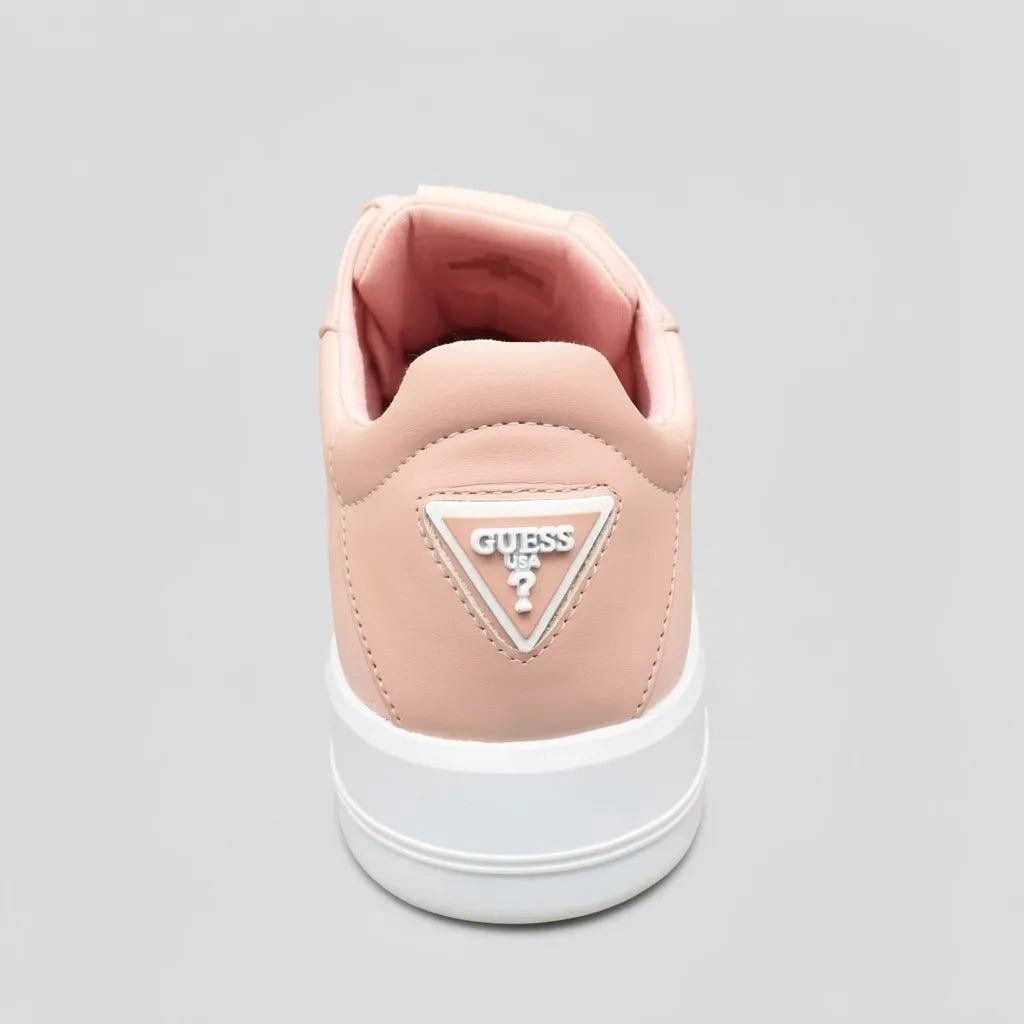 Guess Tenis Moderno Rosado Estampado Figuras Guess Dorado Lateral Suela Blanca | Photo Studio AI | 4