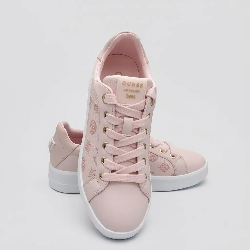 Guess Tenis Moderno Rosado Estampado Figuras Guess Dorado Lateral Suela Blanca | Photo Studio AI | 5