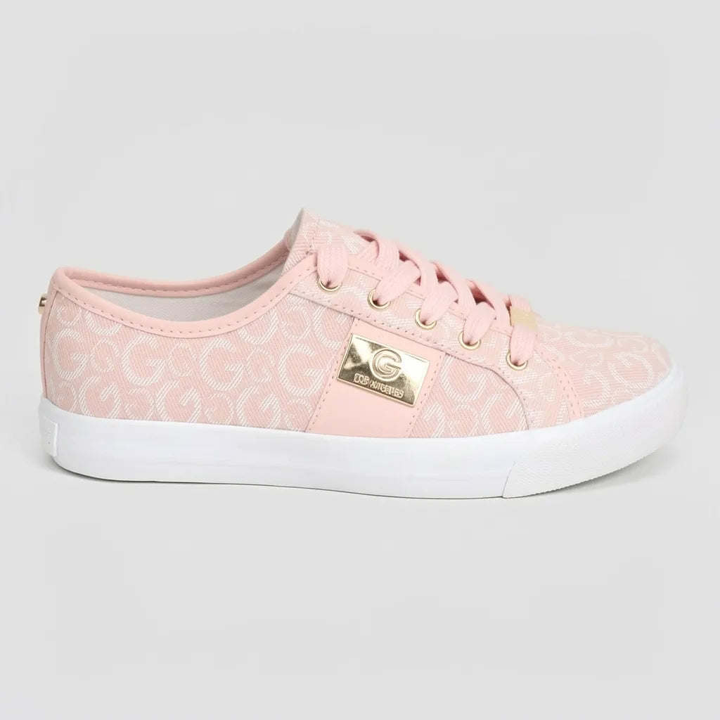 GBG Tenis Moderno Rosado Estampado G Dorado Todo Suela Blanca | Photo Studio AI | 1